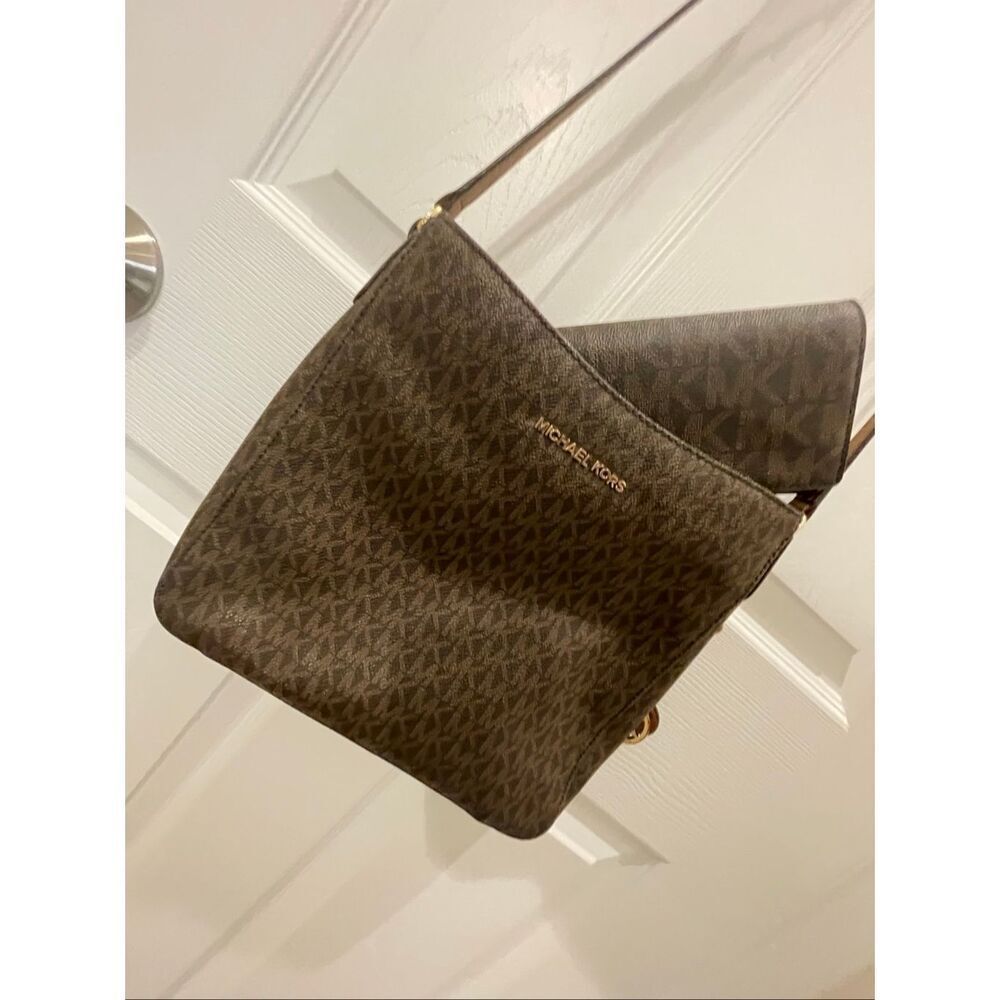a Michael Kors Jet Set Travel Large Messenger Bag, featuring the brand's signatu